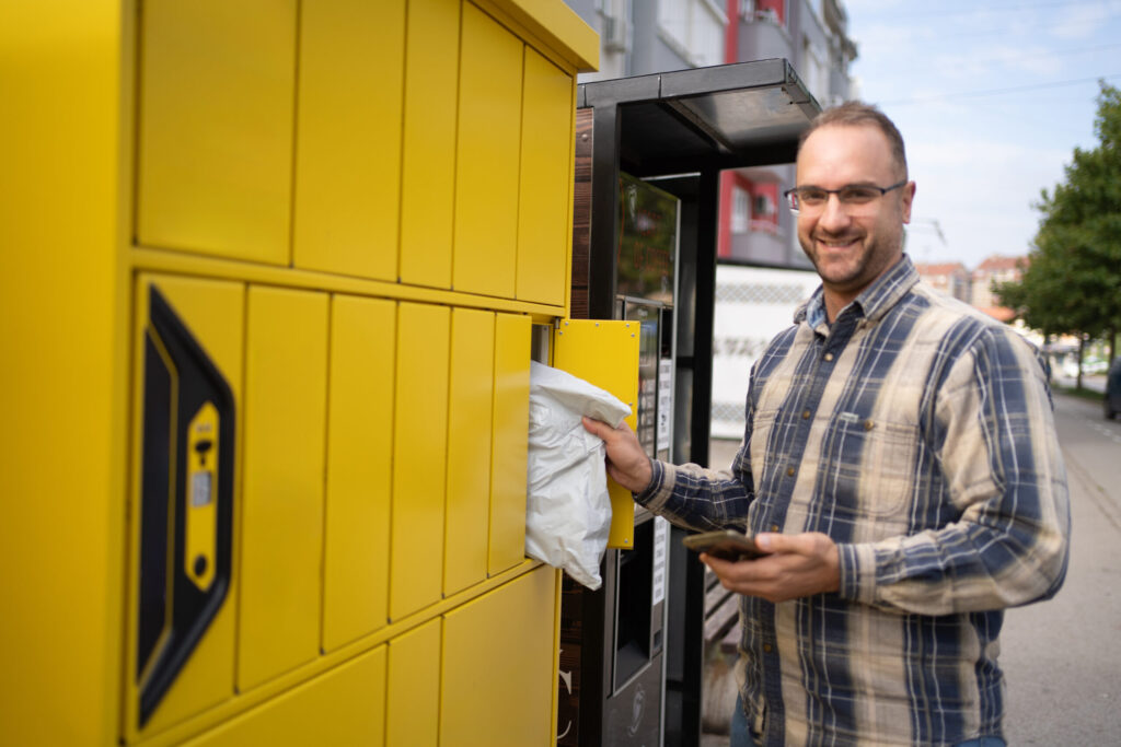 Fantastyczne Zakupy 1 delivery man retrieving package from yellow locker 2026 01 09 10 10 01 utc